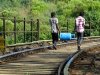 02_Sonderthema-BLAU-Holger-Huber-„Fussweg-Szene-in-Sri-Lanka